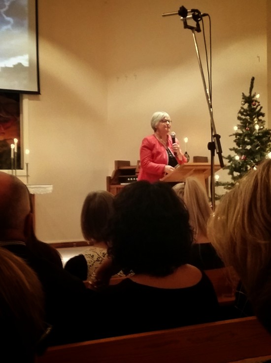 Sylvia Silverdahl, pastor i Framtidskyrkan, lotsade oss genom sångGudstjänsten.