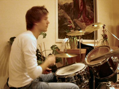 Rickard på trummor