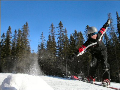 Sven kastar sig över marken med sin snowboard